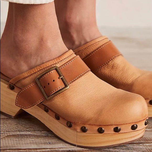 Free People Shoes - Free People Culver City Clogs in Camel